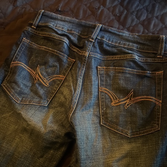 Woman’s wrangler boot cut jeans great condition very comfortable! Size 9x30 - Picture 2 of 5